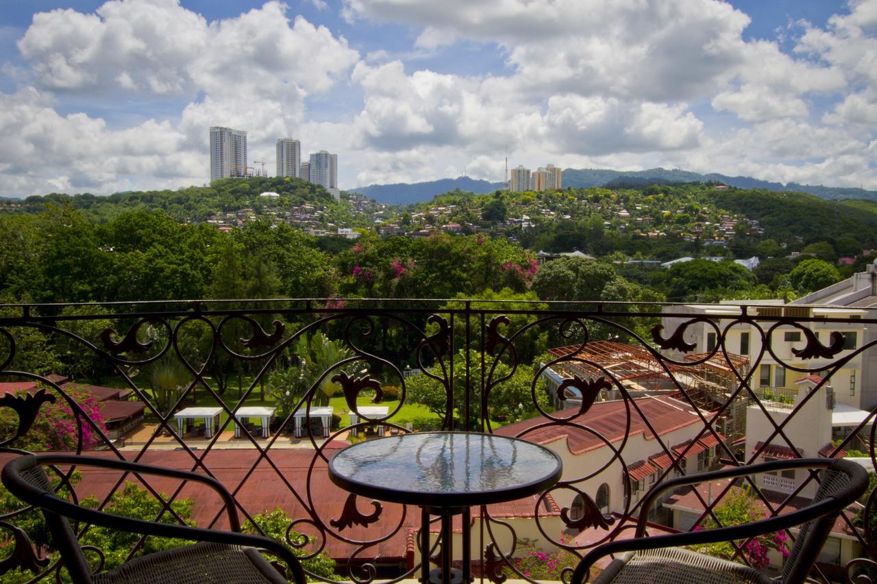 Sophia Suites Residence Hotel Cebu Stadt Exterior foto